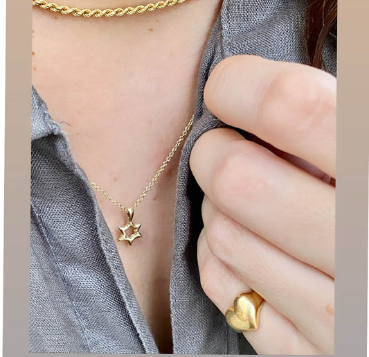 שרשרת חוליות זהב עדינות עם תליון מגן דוד בצורת כוכב. שרשרת זהב אמיתי עשויה בעבודת יד עם תליון מפוסל בשעווה בגימור זהב מט