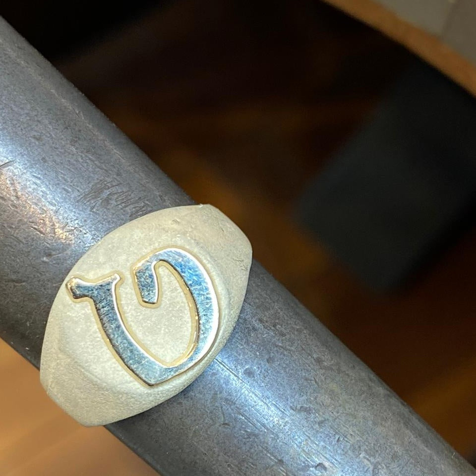 טבעת חותם לאישה בעיצוב אישי. טבעת חותם עם אות משובצת ספירים. עבודת יד.