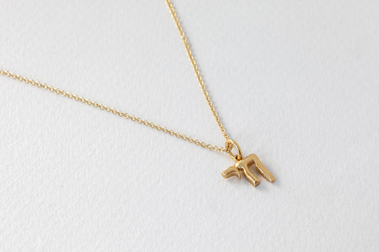 שרשרת קמע מזהב שרשרת עם תליון חי עשוי בעבודת יד בזהב. תליון חי מיוחד מפוסל בשעווה וייצוק בזהב