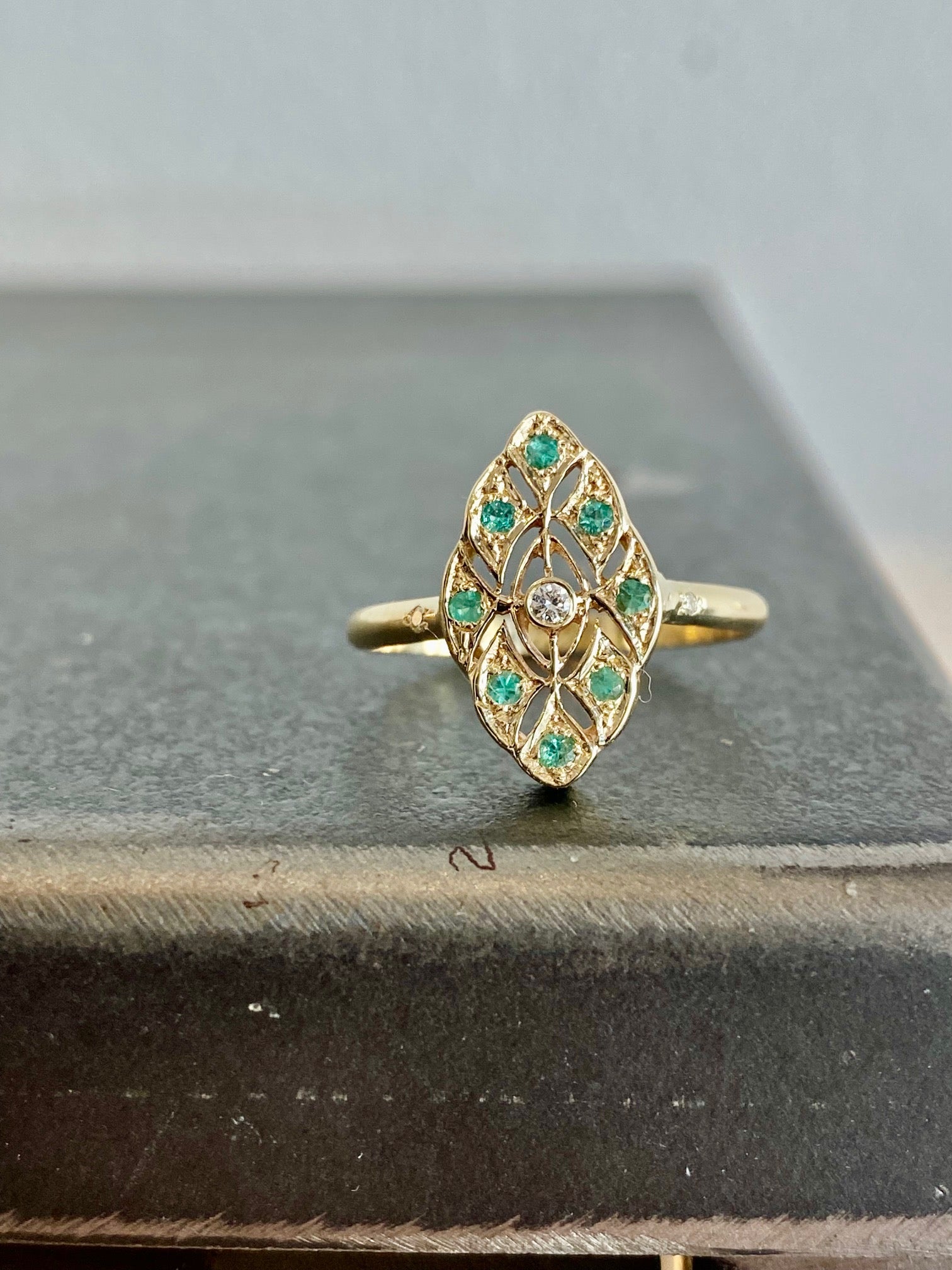 טבעת וינטאג׳ זהב - ורד - אמרלד יהלום