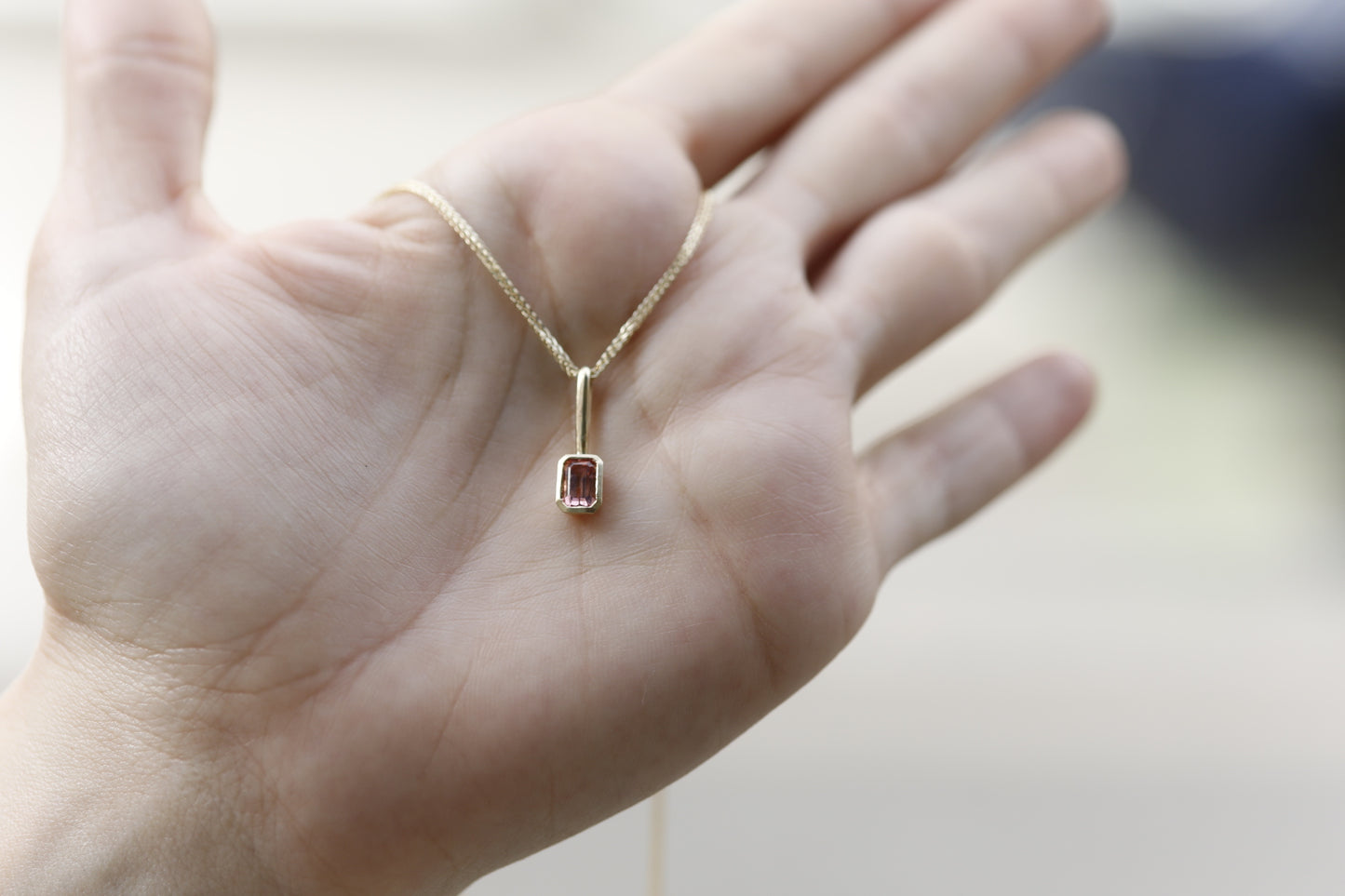 תליון זהב ייחודי עשוי בעבודת יד. תליון עם וו ארוך וצורת מלבן עשוי זהב ומשובץ אבן טורמלין וורודה