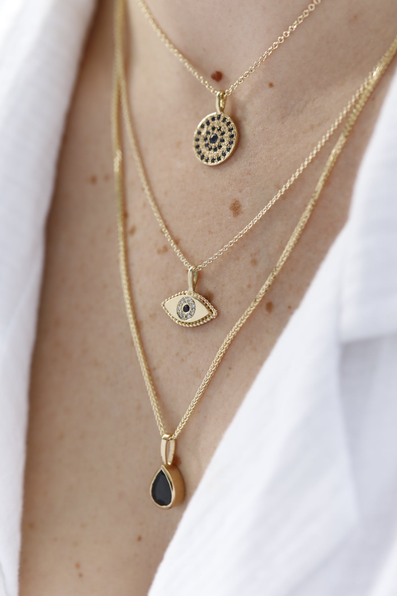שרשרת זהב קלאסית ויפה עם תליון זהב בצורת טיפה משובץ ספיר כחול עמוק בצורת טיפה