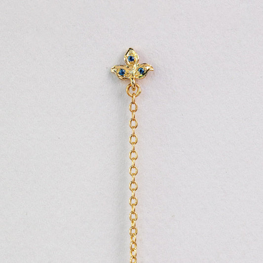עגיל זהב מעוצב עם עלה תלתן זהב משובץ בלו טופז ושרשרת ארוכה
