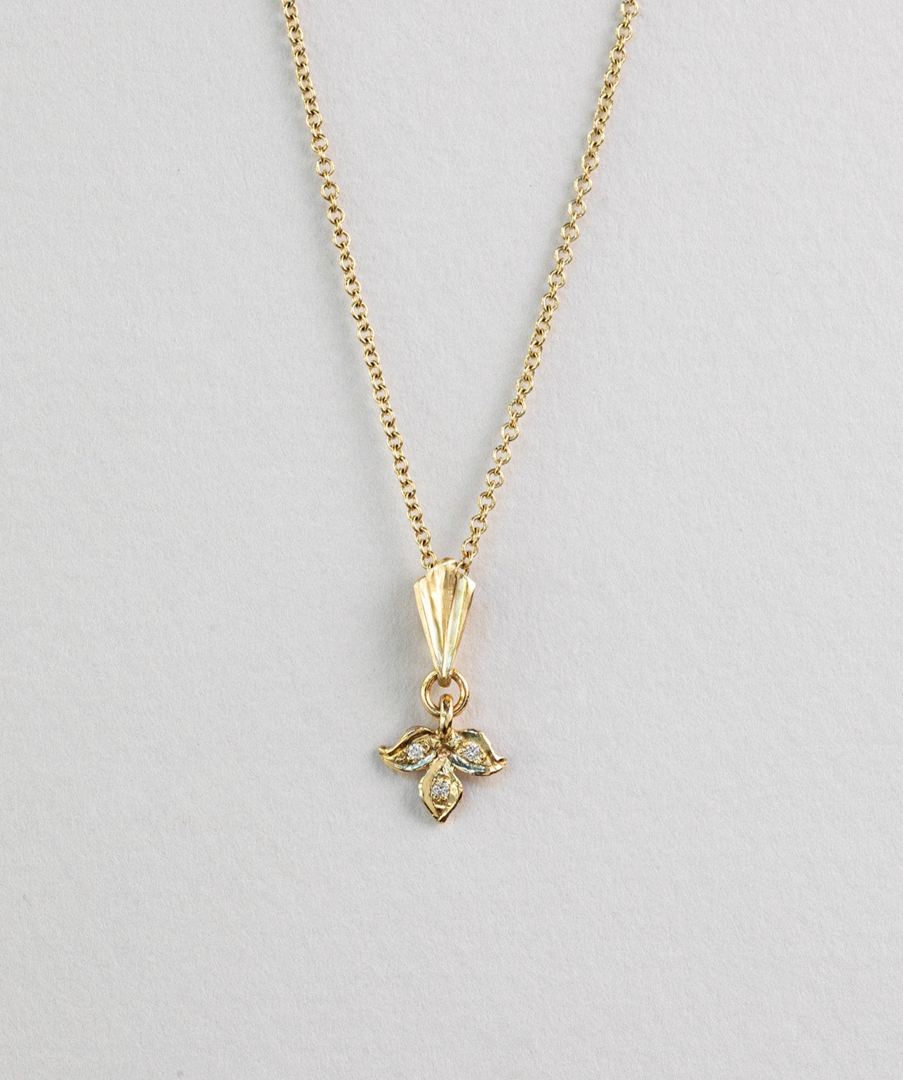 שרשרת זהב עדינה עם תליון עלה תלתן משובץ יהלומים ושרשרת חוליו זהב מלבניות