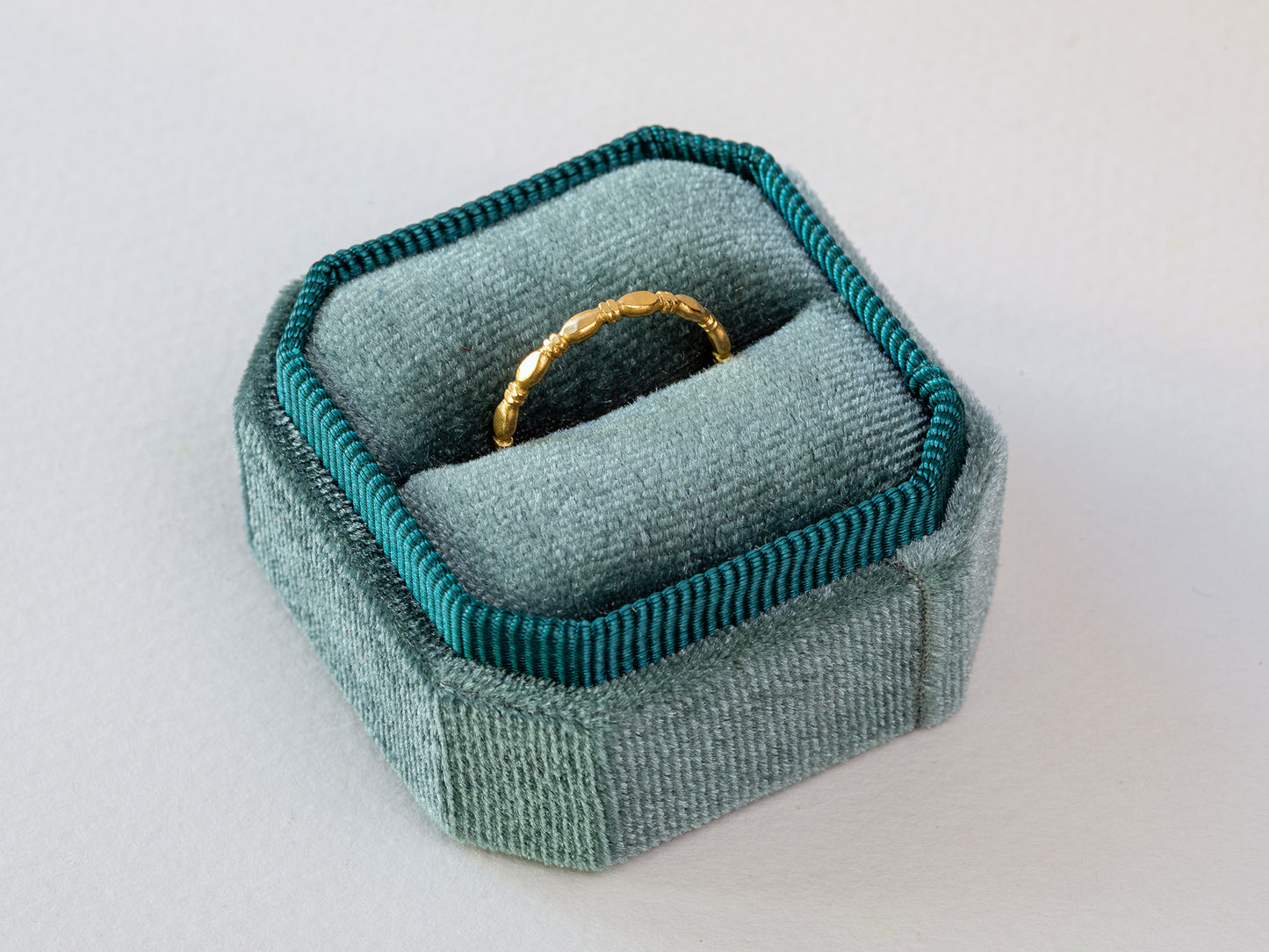 טבעת זהב מושלמת כטבעת נישואין עדינה. טבעת שמורכבת מאליפסות זהב קטנות שמחוברות ביניהן עם 2 דסקיות זהב פחוסות. טבעת נישואין עדינה או טבעת זהב מעוצבת