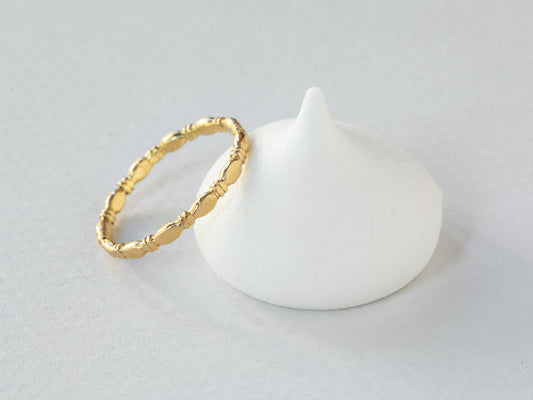 טבעת זהב מושלמת כטבעת נישואין עדינה. טבעת שמורכבת מאליפסות זהב קטנות שמחוברות ביניהן עם 2 דסקיות זהב פחוסות. טבעת נישואין עדינה או טבעת זהב מעוצבת