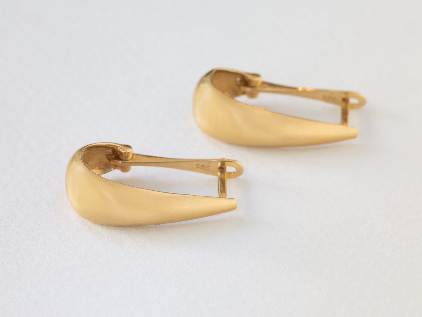 עגילי טיפה גדולים מזהב בגימור מט