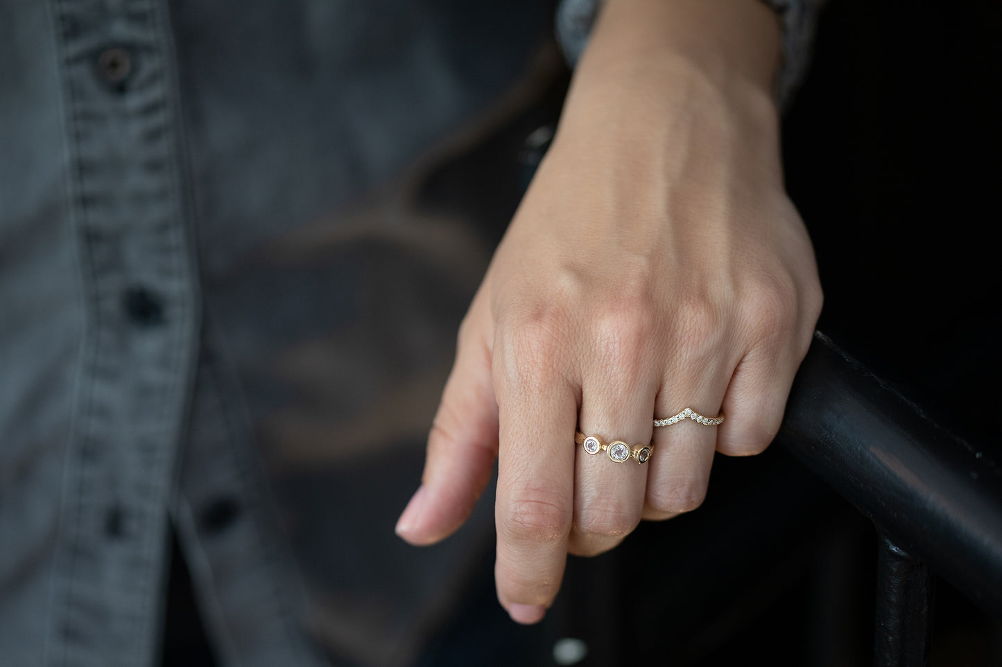 טבעת בצורת וי זהב משובצת יהלומים. טבעת זהב צהוב בעלת מבנה מעוגל שנגמרת בצורת וי משובצת15 יהלומים טבעיים.