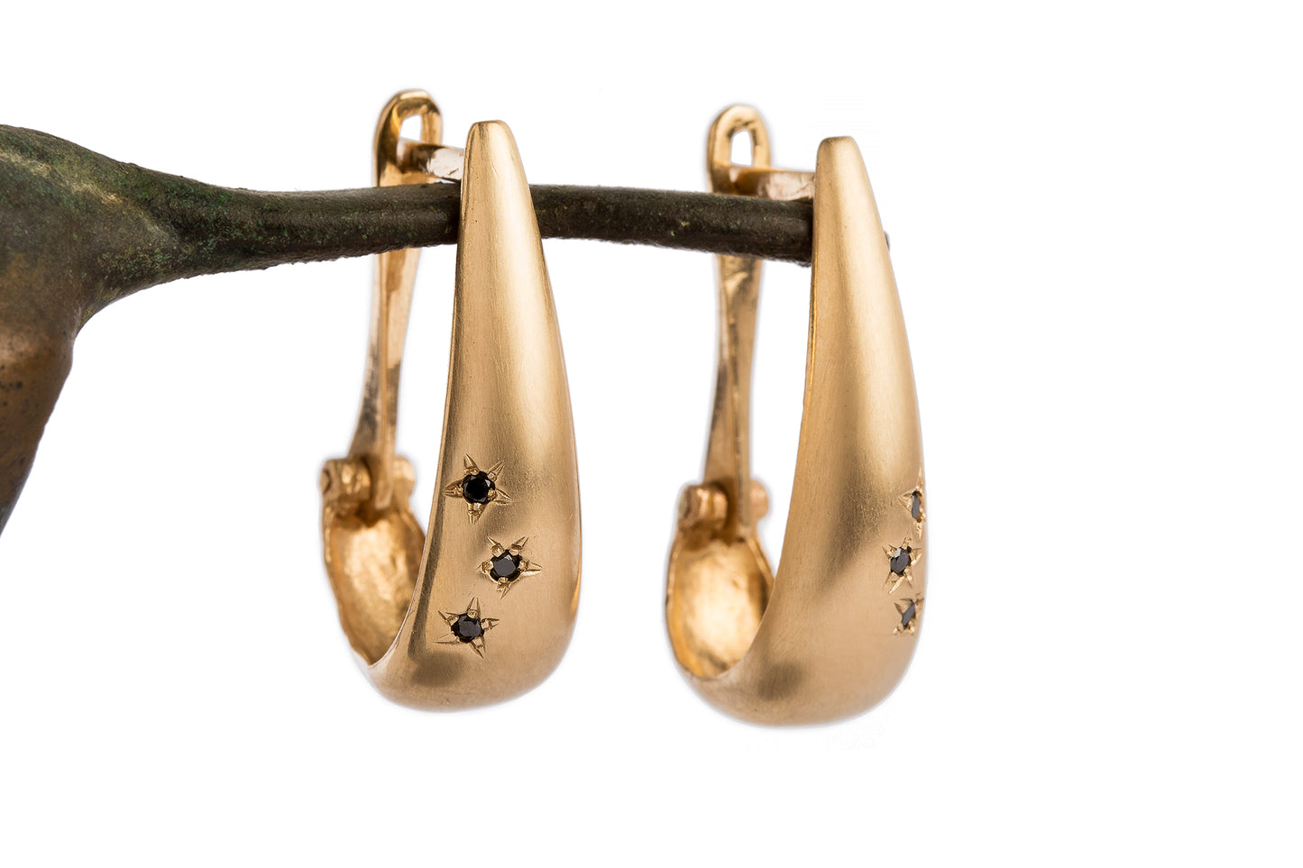 עגילי זהב בעבודת יד - טיפה - יהלומים שחורים