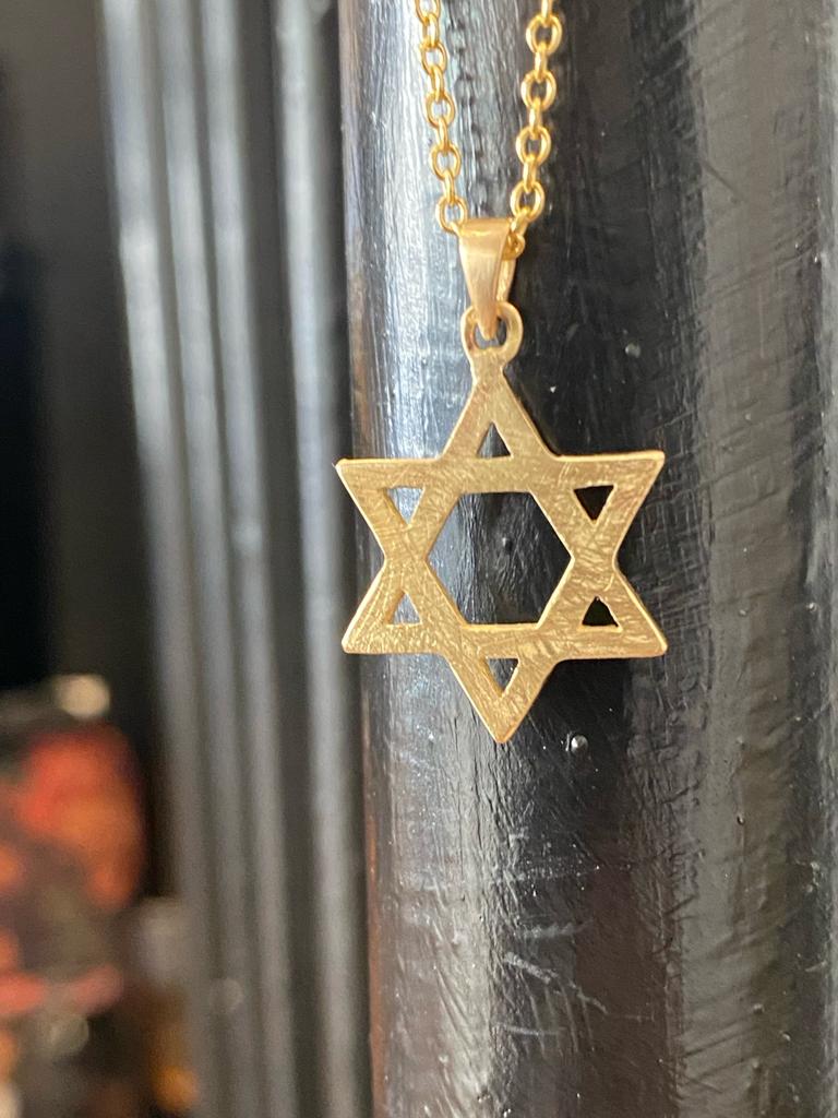 שרשרת חוליות זהב עם תליון מגן דוד בעבודת יד, עשוי זהב 14 קראט ועם טקסטורה בשני הצדדים
