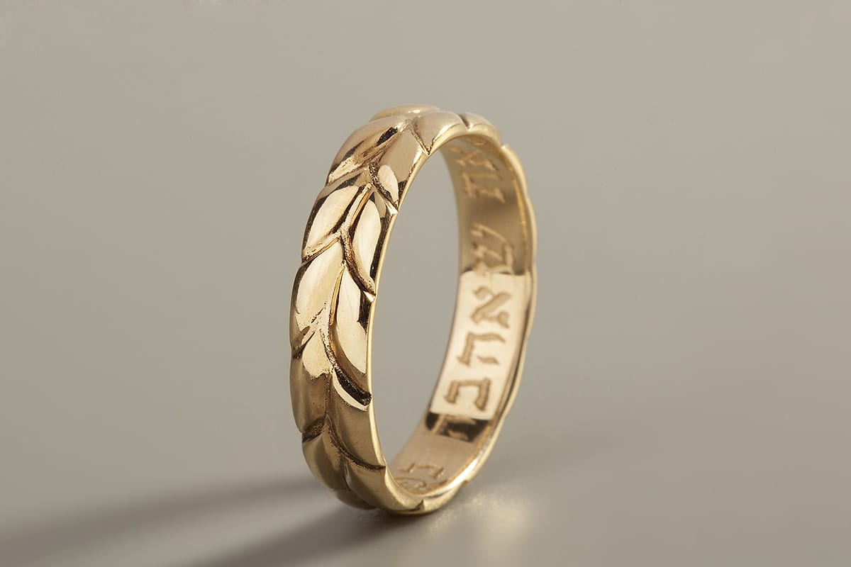 טבעת נישואים שיבולת לאישה. טבעת על זמנית שמזכירה לנו את ארץ ישראל היפה והטובה. על הטבעת דוגמאת שיבולת בשדה וניתן לשלב חריטה בצידה הפנימי גודל הטבעת 4 מ״מ