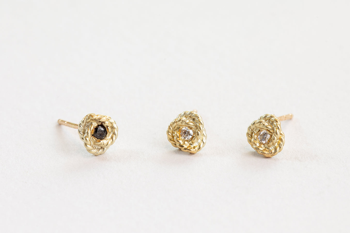 עגיל זהב קטן - קשר - יהלום