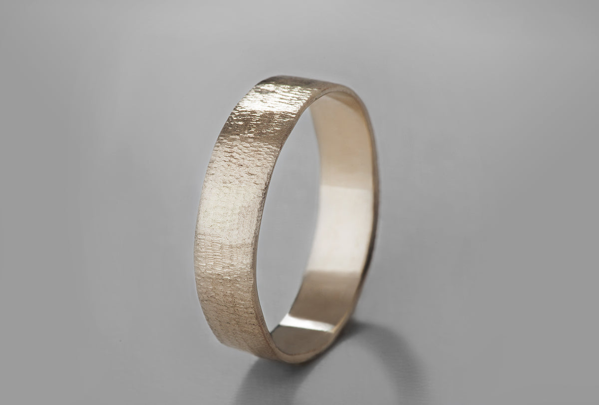 טבעת נישואין ישרה ורחבה עם טקסטורה מעודנת. הטבעת בתמונה עשויה זהב לבן אצילי 14 קראט. לזהב הלבן האצילי ברק צהבהב חלמוני מקסים.
גודל הטבעת 5 מ״מ