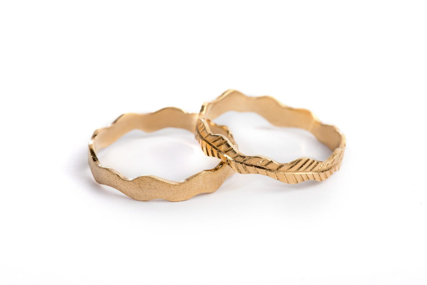 טבעת נישואים לאישה בעבודת יד. טבעת זהב גלית עם חריטת עלה בסגנון יווני.