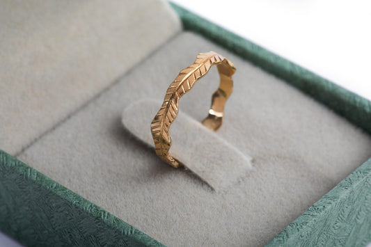 טבעת נישואים לאישה בעבודת יד. טבעת זהב גלית עם חריטת עלה בסגנון יווני.