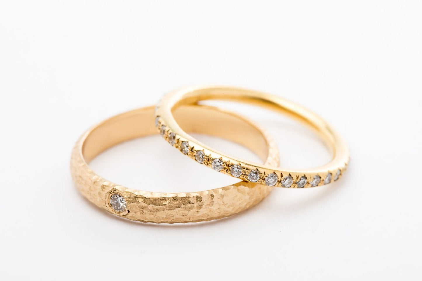 טבעת זהב מרשימה עשויה בעבודת יד אישית עם טקסטורת ריקוע ירח ייחודית. הטבעת בעלת מבנה מעוגל ומשובצת ביהלום עגול מנצנץ