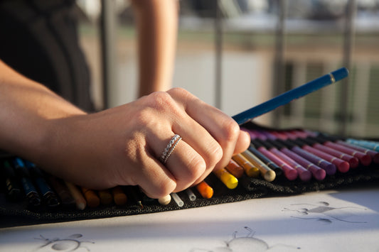 סט טבעות זהב לחתונה. טבעת נישואים פרחים וטבעת כדורי זהב עדינה שתיהן עשויות בעבודת יד. צמד טבעות נישואין מושלם.