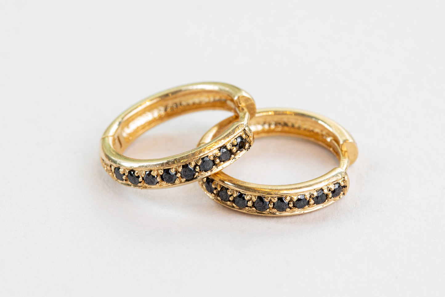 עגילי חישוק זהב משובצים יהלומים שחורים