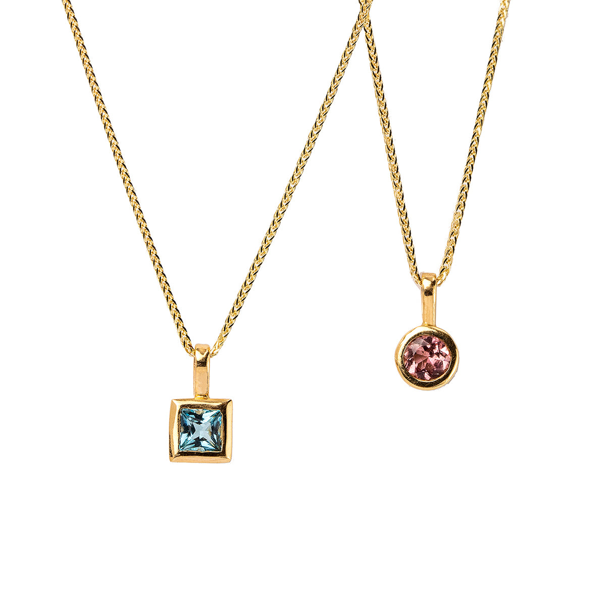 שרשרת זהב עם תליון ריבוע זהב שנעשה בעבודת יד בסטודיו הידרה ומשובץ אבן טופז כחולה