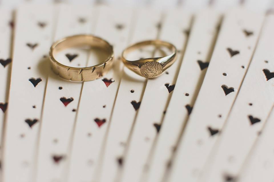 טבעת חותם עדינה עם טביעת אצבע אישית בזהב 14 קראט