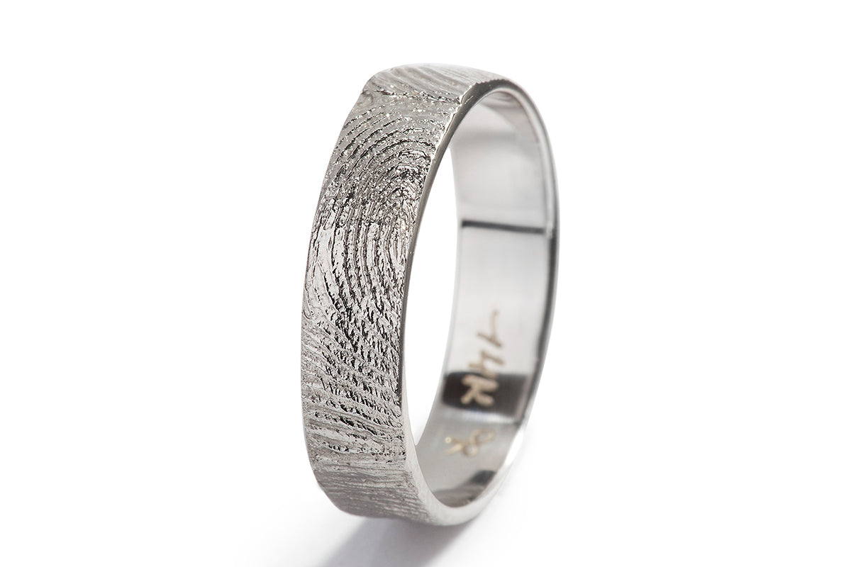 טבעת נישואין לגבר בזהב לבן עם טביעת אצבע אישית.