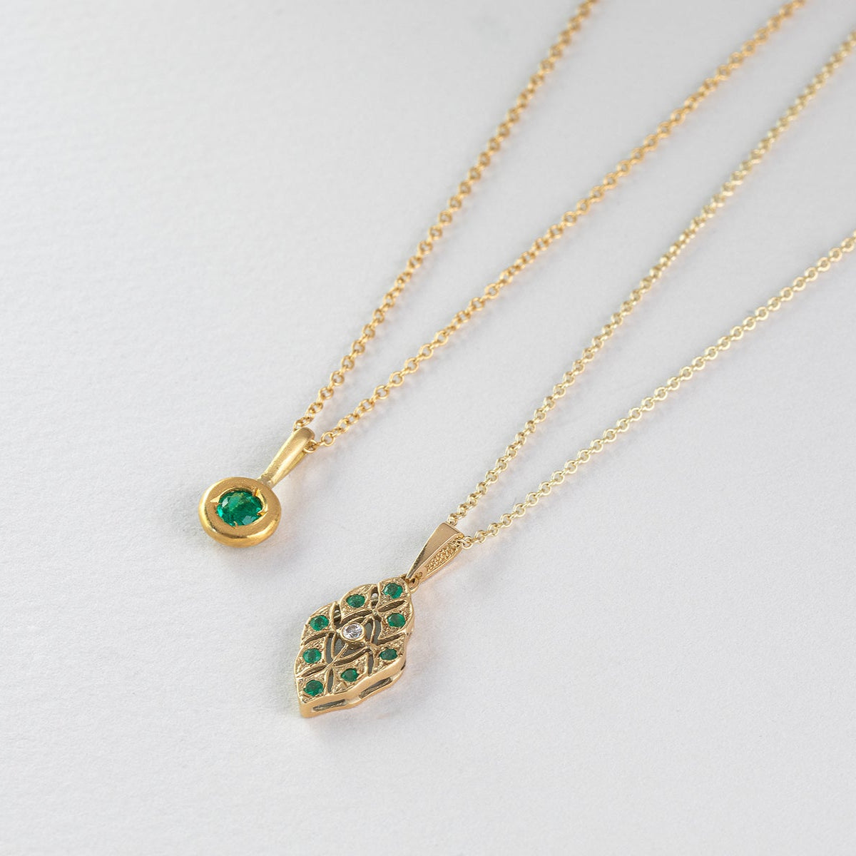 שרשרת חוליות זהב עדינות עם תליון כוס זהב משובצת אמרלד ירוק איכותי בזהב 18 קראט