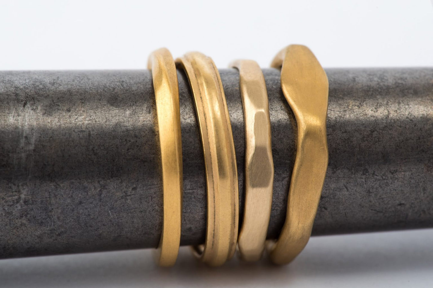 טבעת נישואין ייחודית שמשלבת עדינות ונוכחות. המבנה הייחודי של טבעת הזהב שמיוצרת בעבודת יד בסטודיו, הופך אותה לטבעת נישואין שקשה לפספס.
גודל הטבעת 3.5 מ״מ