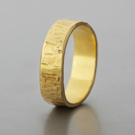 טבעת נישואין מהממת ומיוחדת עשוייה בעבודת יד אישית בסטודיו. טבעת זהב בעלת מבנה ישר ורחב עם טקסטורה מיוחדת דמויית אבנים ירושלמיות חרוטה בזהב. גימור מט