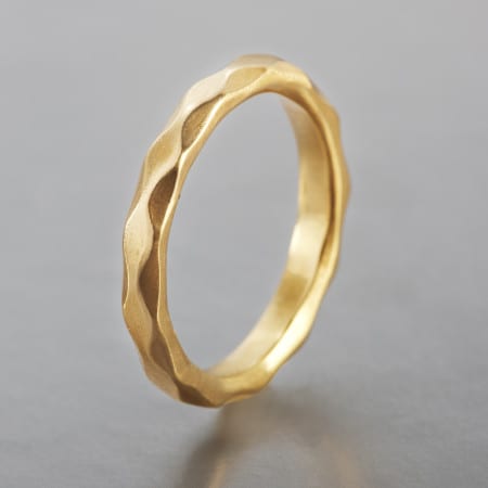 טבעת מירית המיוחדת היא טבעת נישואין קלאסית חצי עגולה ונוחה שעליה שלוש שורות של מעויינים המעניקים לה מראה חד פעמי.
גודל הטבעת 2.85מ"מ