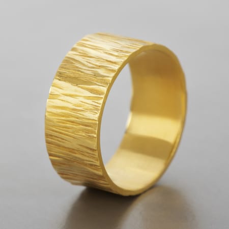 טבעת נישואין רחבה ומרשימה. הטבעת עשויה עבודת יד ובעלת טקסטורה ייחודית של קווים מרוקעים בזהב.
גודל הטבעת 8 מ״מ