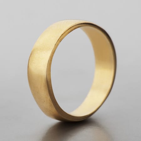 טבעת נישואין רחבה ומרשימה שמעניקה תחושה נוזלית של זהב שנעצר בתנועה. גימור מט.
גודל הטבעת : 5.5 מ״מ