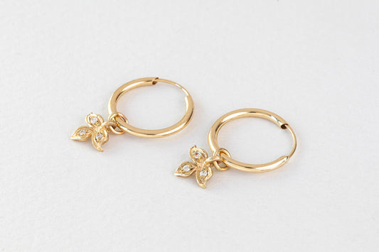 עגילי חישוק זהב קטן עם תליון עלה תלתן משובץ יהלומים