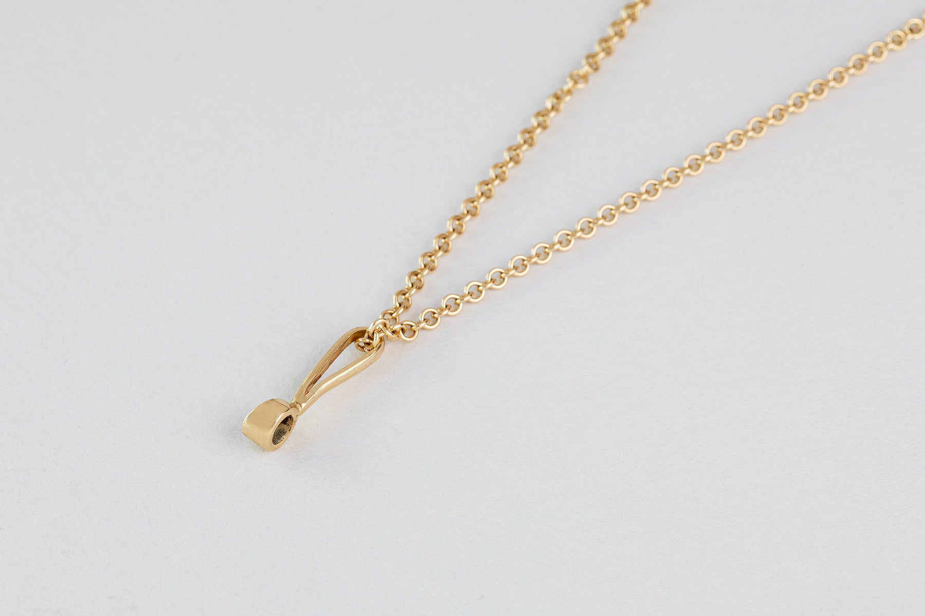 שרשרת חוליות זהב עדינה עם תליון כוס עם וו ארוך היוצר צורה ייחודית לתליון משובץ יהלום  מעבדה