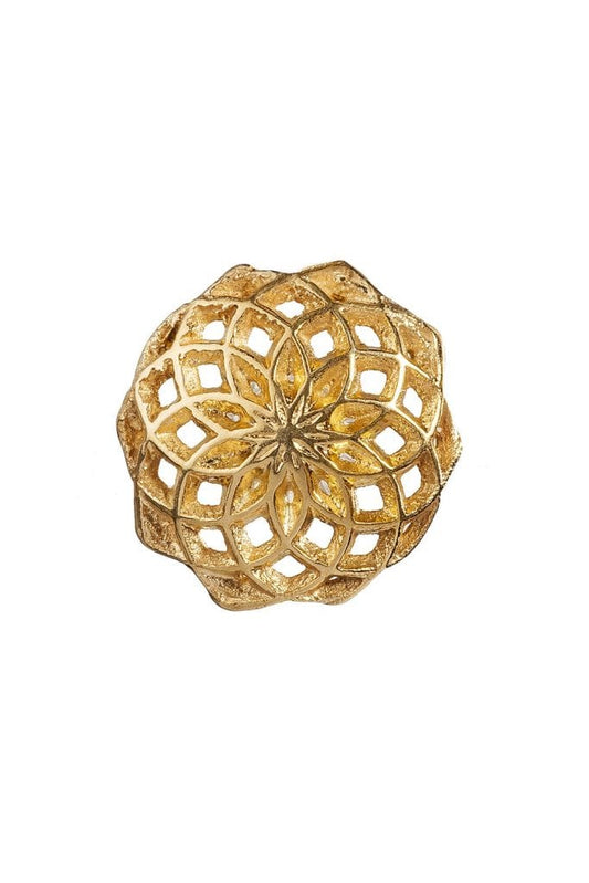 עגיל זהב פרח לוטוס מעוצב. עשוי בעבודת יד בטכניקת ניסורים עדינה.