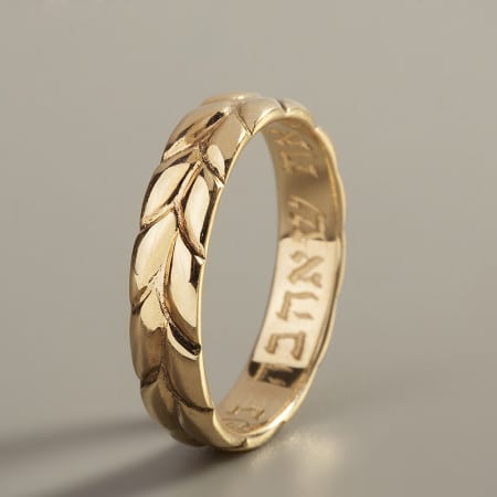 טבעת נישואים שיבולת לאישה. טבעת על זמנית שמזכירה לנו את ארץ ישראל היפה והטובה. על הטבעת דוגמאת שיבולת בשדה וניתן לשלב חריטה בצידה הפנימי