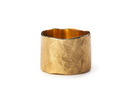 טבעת מעוננת היא טבעת נישואין רחבה לנשים שאוהבות טבעות גדולות מלאות נוכחות. טבעת זהב עם שוליים גליים וטקסטורה ייחודית של שריטות עדינות. גימור מט
גודל טבעת : 14 מ״מ