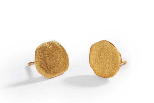 עגילי זהב צמודי אוזן אמורפיים בגימור מט