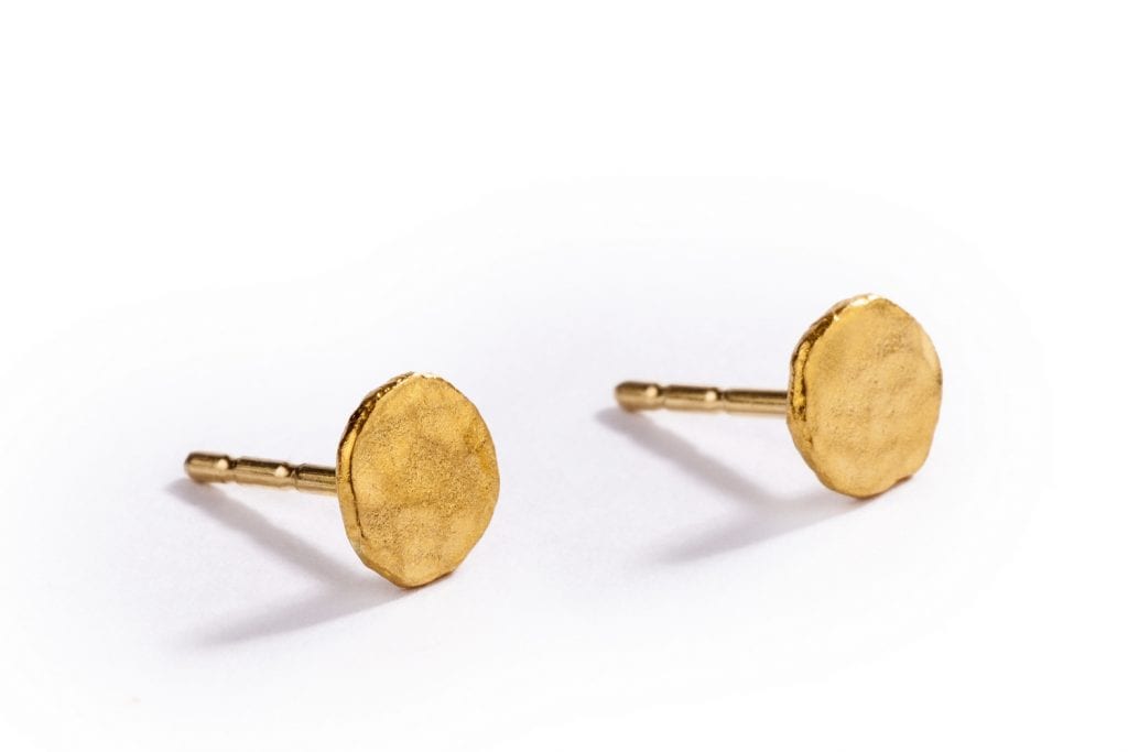 עגיל זהב צמוד עגול ואמורפי מעוצב עם ריקועים