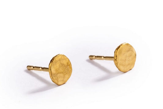 עגיל זהב צמוד עגול ואמורפי מעוצב עם ריקועים