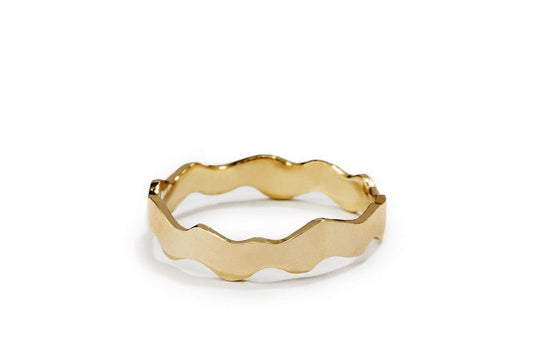 טבעת עדי היא טבעת נישואין עם שוליים גליים וגימור מבריק.טבעת זהב גלית מעוצבת ומיוצרת בעבודת יד מוקפדת. מושלמת כטבעת נישואין יוניסקס לו ולה.
טבעת 3.5 מ״מ