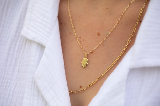 שרשרת קמע זהב חמסה. שרשרת חוליות זהב עדינות שעליה תליון חמסה מפוסל בעבודת יד וייצוק בזהב