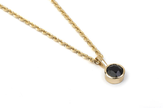 שרשרת חבל זהב מיוחדת עם תליון כוס זהב קלאסית משובצת ספינל שחור