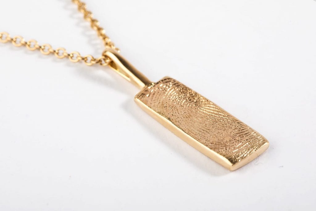 שרשרת זהב עם תליון מלבן ארוך שעליו טביעת אצבע אישית יצוקה בזהב