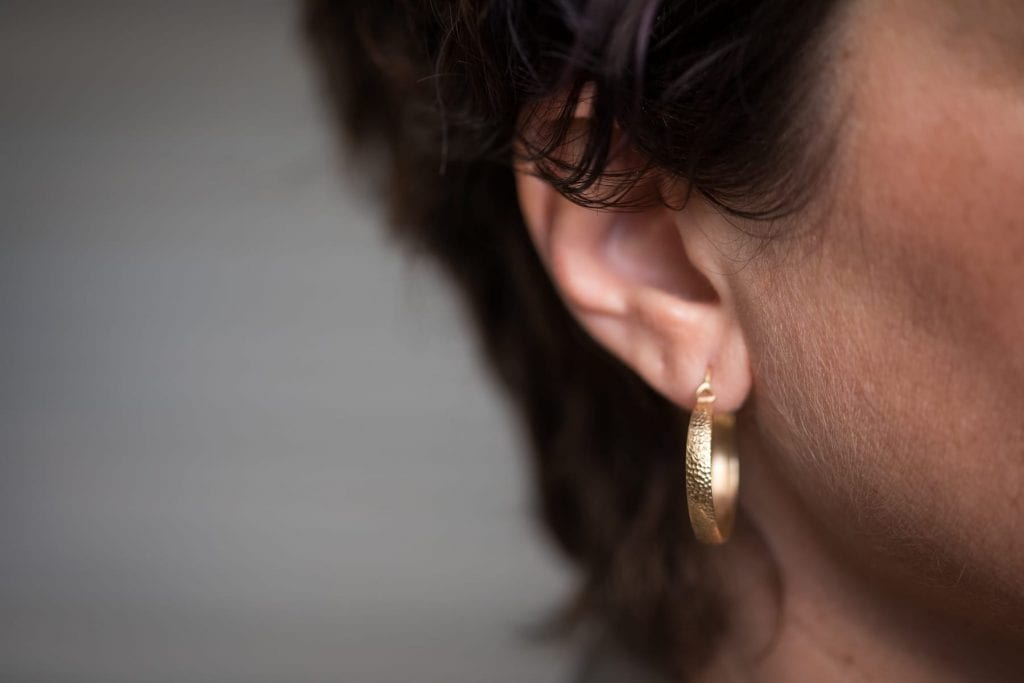 עגיל חישוק זהב רחב וגדול עם טקטסורה עדינה ומיוחדת. עשוי בעבודת יד בסטודיו שלנו.