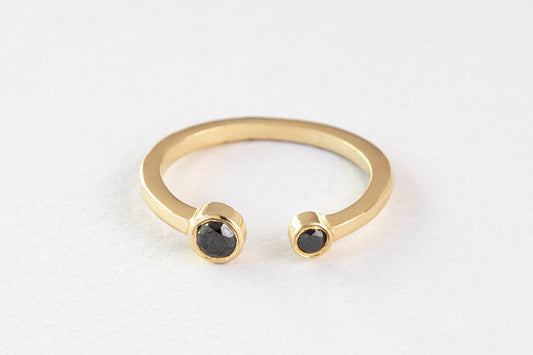 טבעת זהב פתוחה - שילה אסימטרית - יהלומים שחורים