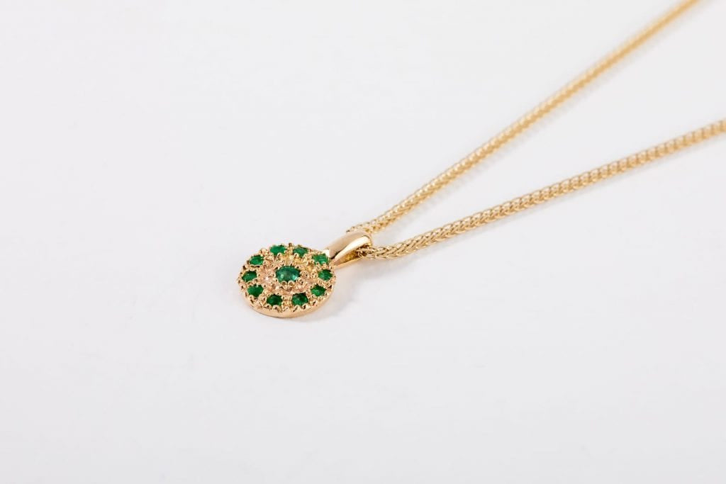שרשרת זהב עם תליון עיגול זהב עדין משובץ מעגל אמרלדים ואמרלד נוסף באמצע