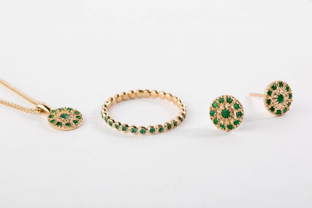 שרשרת זהב עם תליון עיגול זהב עדין משובץ מעגל אמרלדים ואמרלד נוסף באמצע