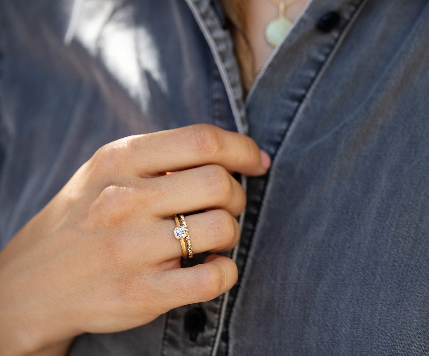 טבעת אירוסין קלאסית משובצת יהלום מעבדה  במראה בוהו וגימור מט יחד עם טבעת כדורי זהב קטנים  משובצים ביהלומי נעבדה למראה מנצנץ מושלם