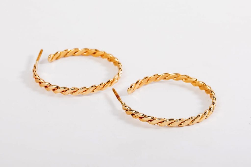 עגיל חישוק זהב בעבודת יד בצורת צמה