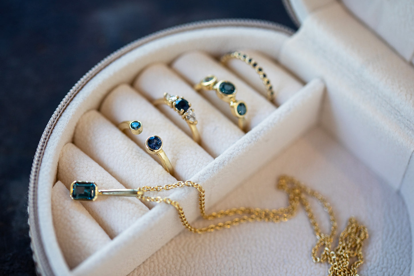 טבעת זהב פתוחה - שילה - ספיר וטופז